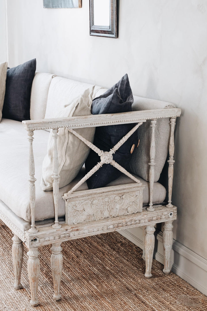 Fine 19th century late Gustavian daybed sofa