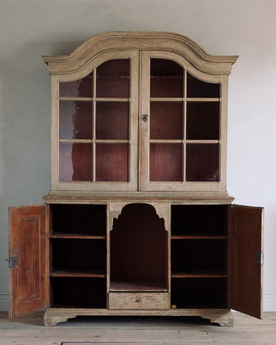 Rococo vitrine cabinet
