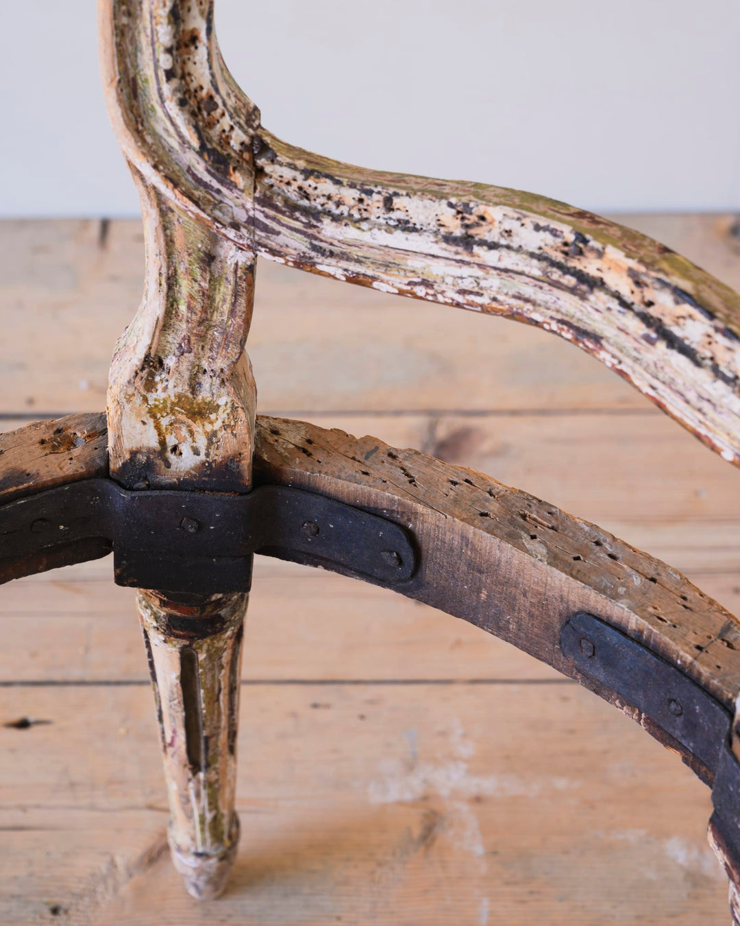 TRANSITIONAL CHAIR