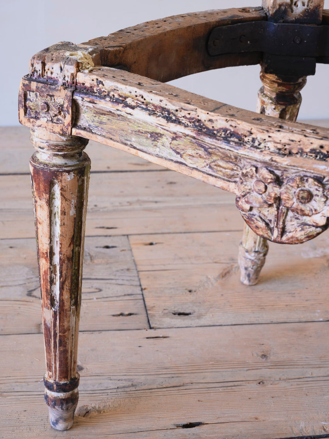 TRANSITIONAL CHAIR
