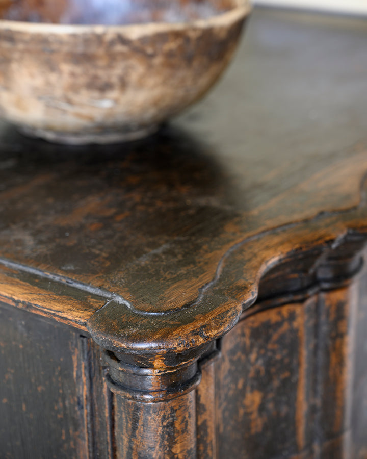 Baroque commode