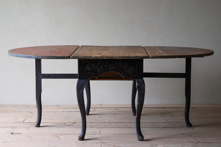 Late Baroque drop-leaf table
