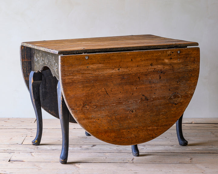Late Baroque drop-leaf table