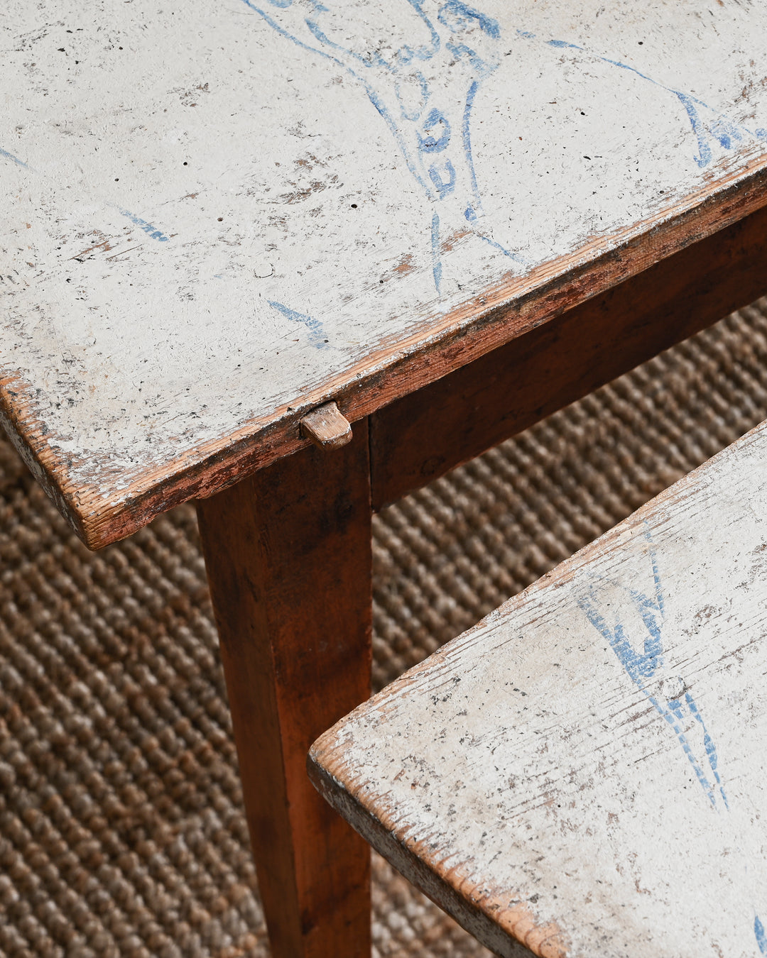 Demi-lune tables